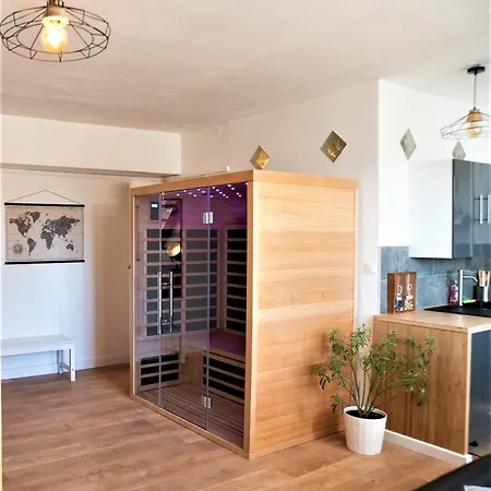 F2 Avec Sauna, Vue D'exception Place De La Mairie Μποβέ